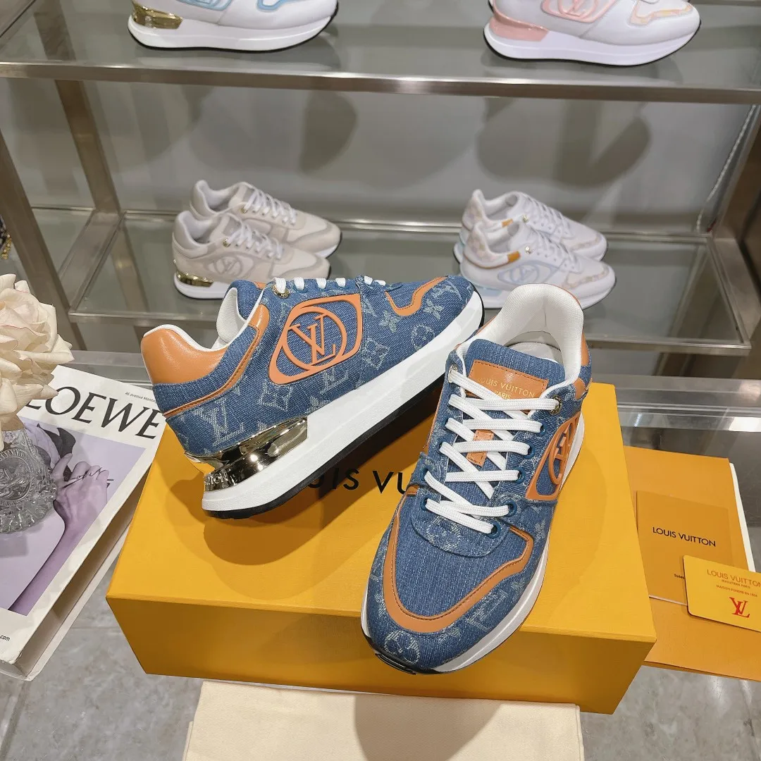[L Family] P: 760💰Size 35-42 for women, 39-46 for men, (41.42 for women, 45.46 for men, customized) .LV Donkey Brand 🔥🔥LOUIS VUITTON Louis Vuitton's official website synchronizes the 2025 autumn and winter couple's models, which are now on the market, this Neo Run Away sneakers are inspired by running shoes, integrating LV's iconic must-have shoes into the trend. This version is a 1:1 replica of the original version. It is made of two-tone calfskin to highlight its simple lines and unique wedge outsole. Key details include the LV initials on the side and an engraved gold heel stabilizer on the back plus a 2cm hidden insole.
